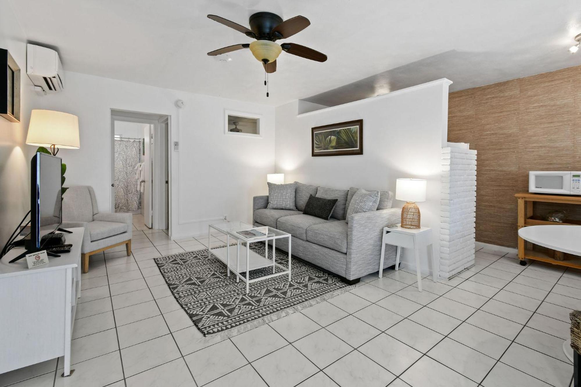 Sunshine Shores Boutique Apartments Palm Beach Shores Exterior photo