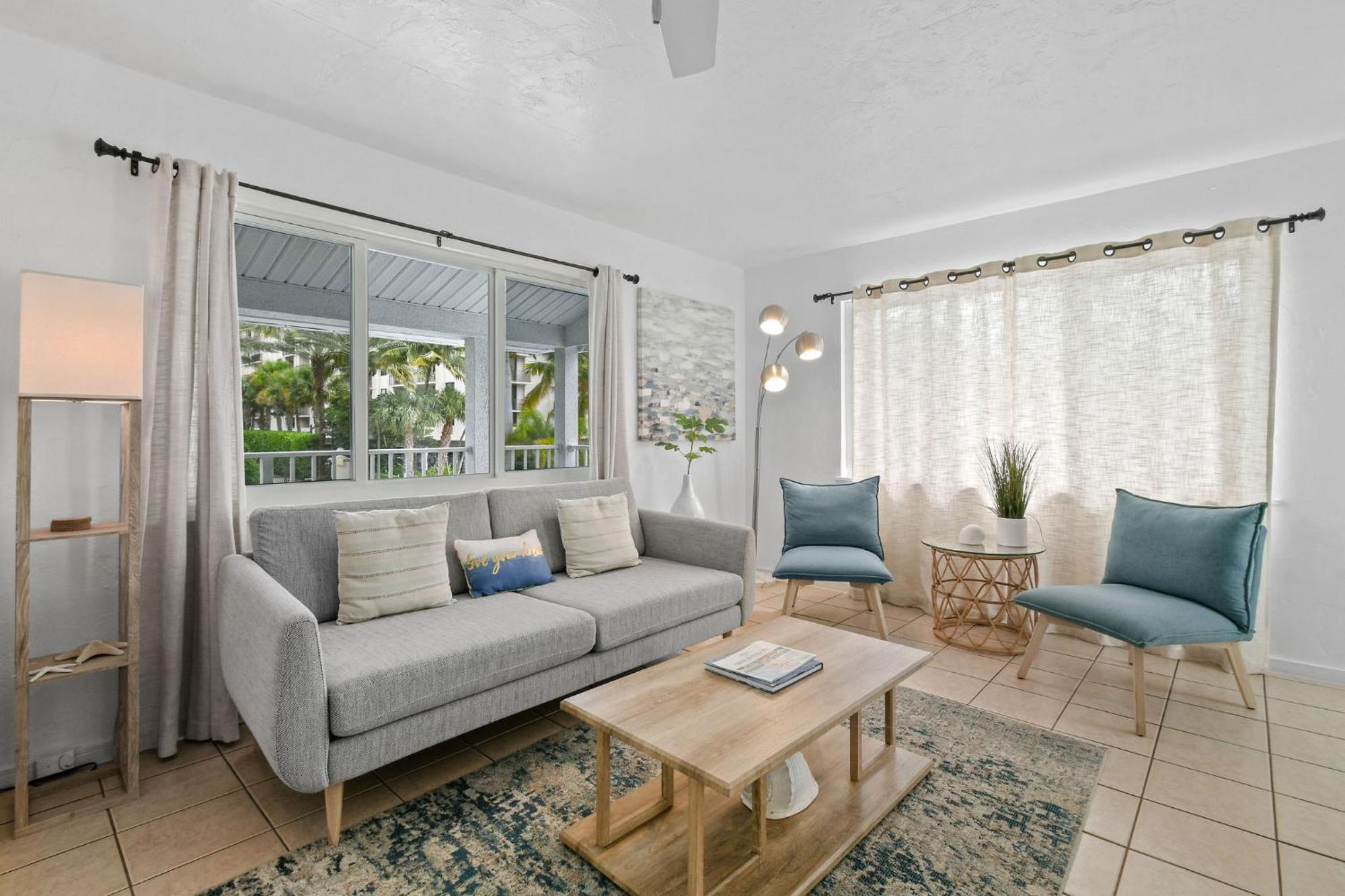 Sunshine Shores Boutique Apartments Palm Beach Shores Exterior photo