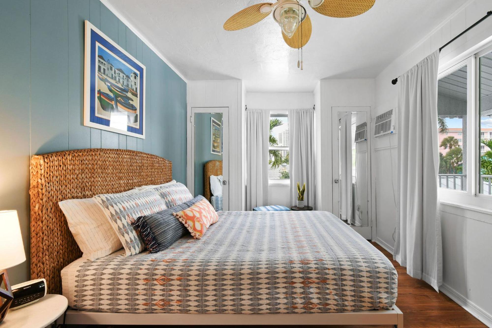 Sunshine Shores Boutique Apartments Palm Beach Shores Exterior photo