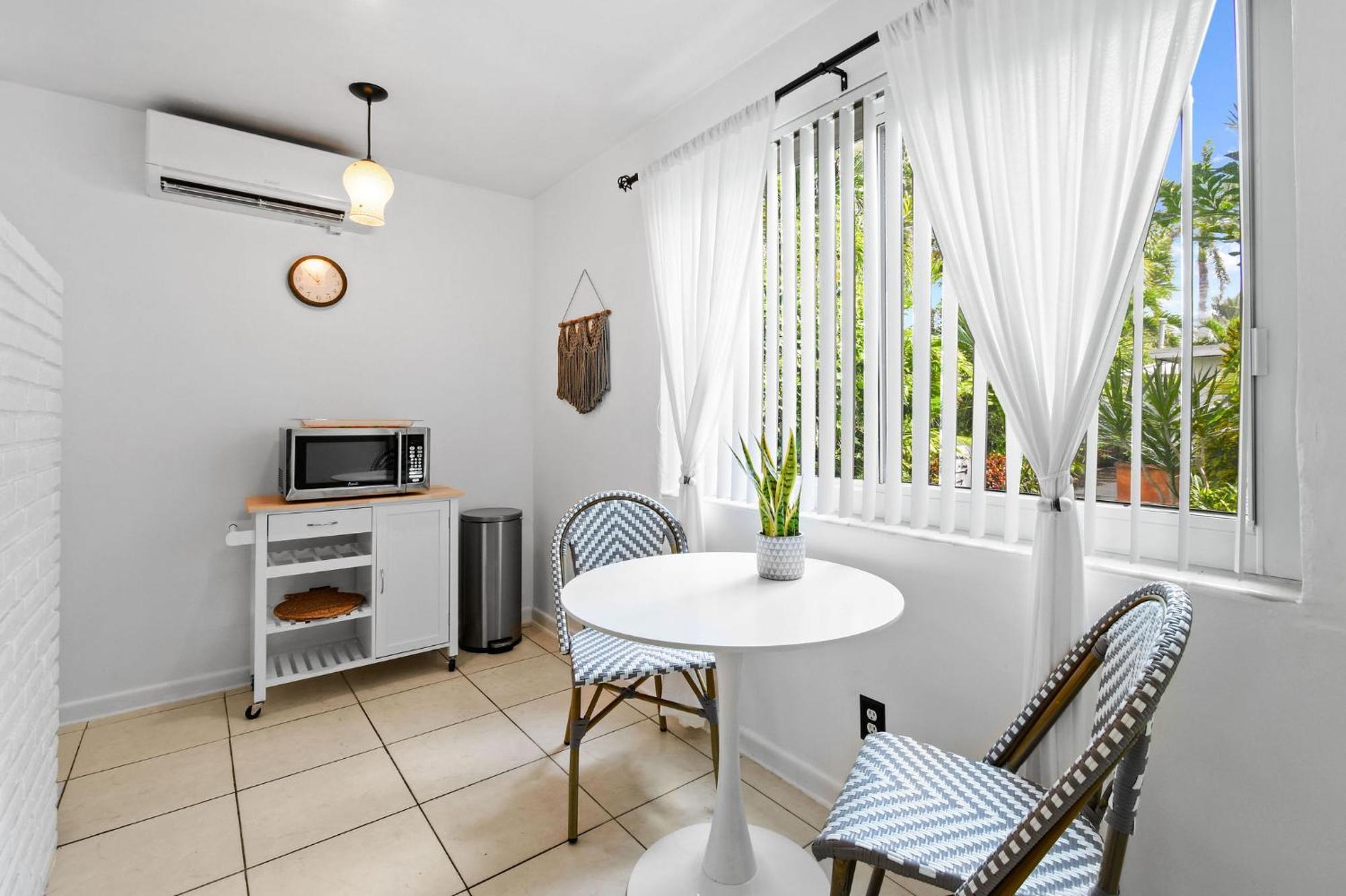 Sunshine Shores Boutique Apartments Palm Beach Shores Exterior photo