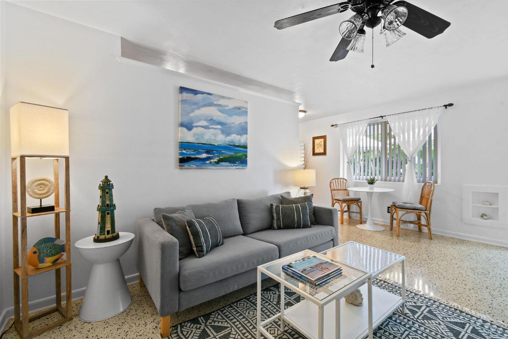 Sunshine Shores Boutique Apartments Palm Beach Shores Exterior photo