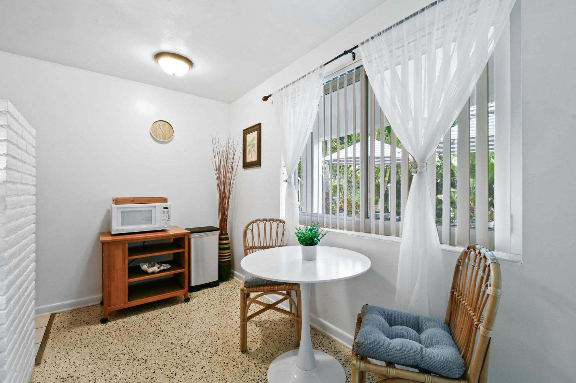 Sunshine Shores Boutique Apartments Palm Beach Shores Exterior photo