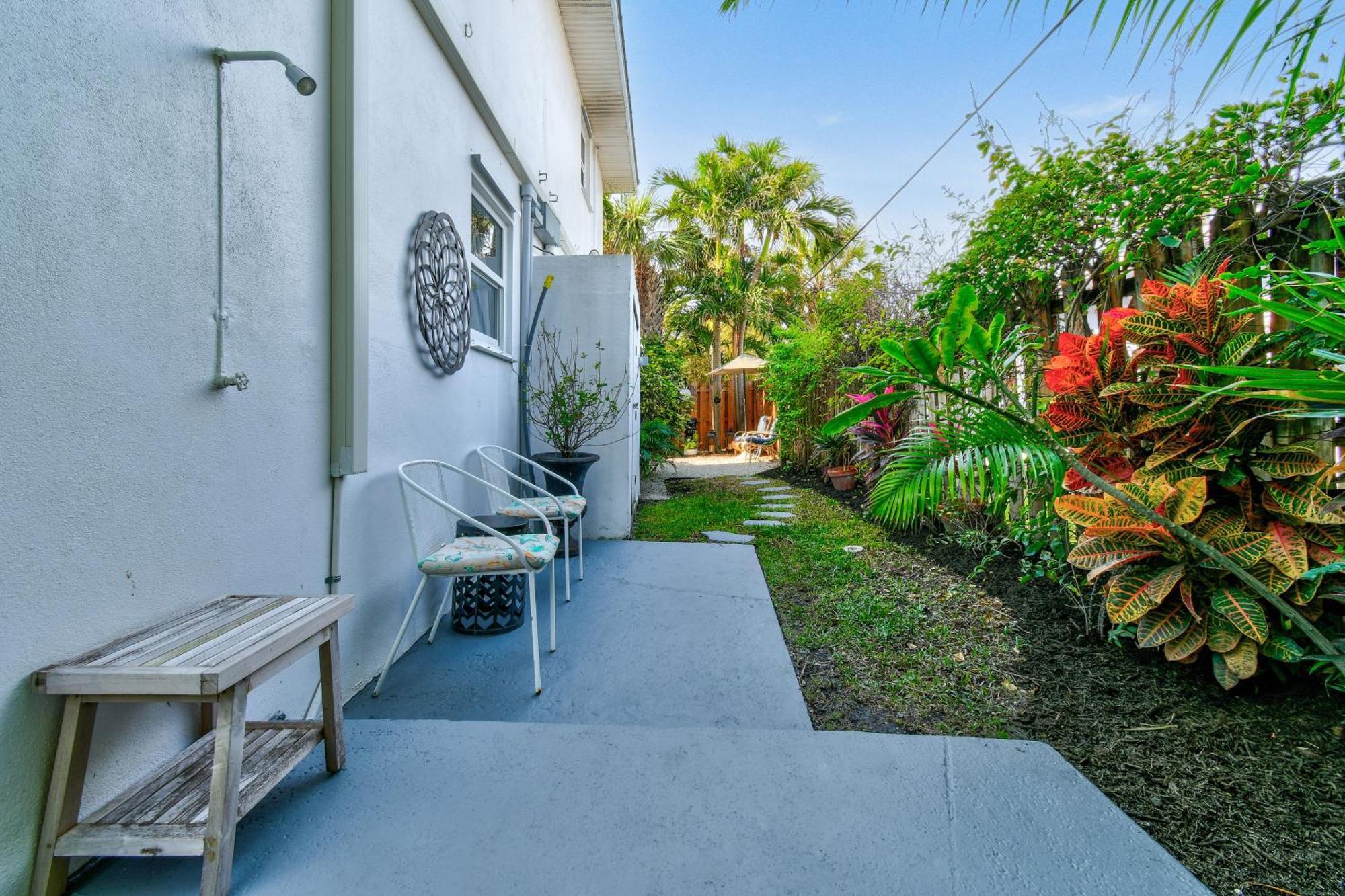 Sunshine Shores Boutique Apartments Palm Beach Shores Exterior photo