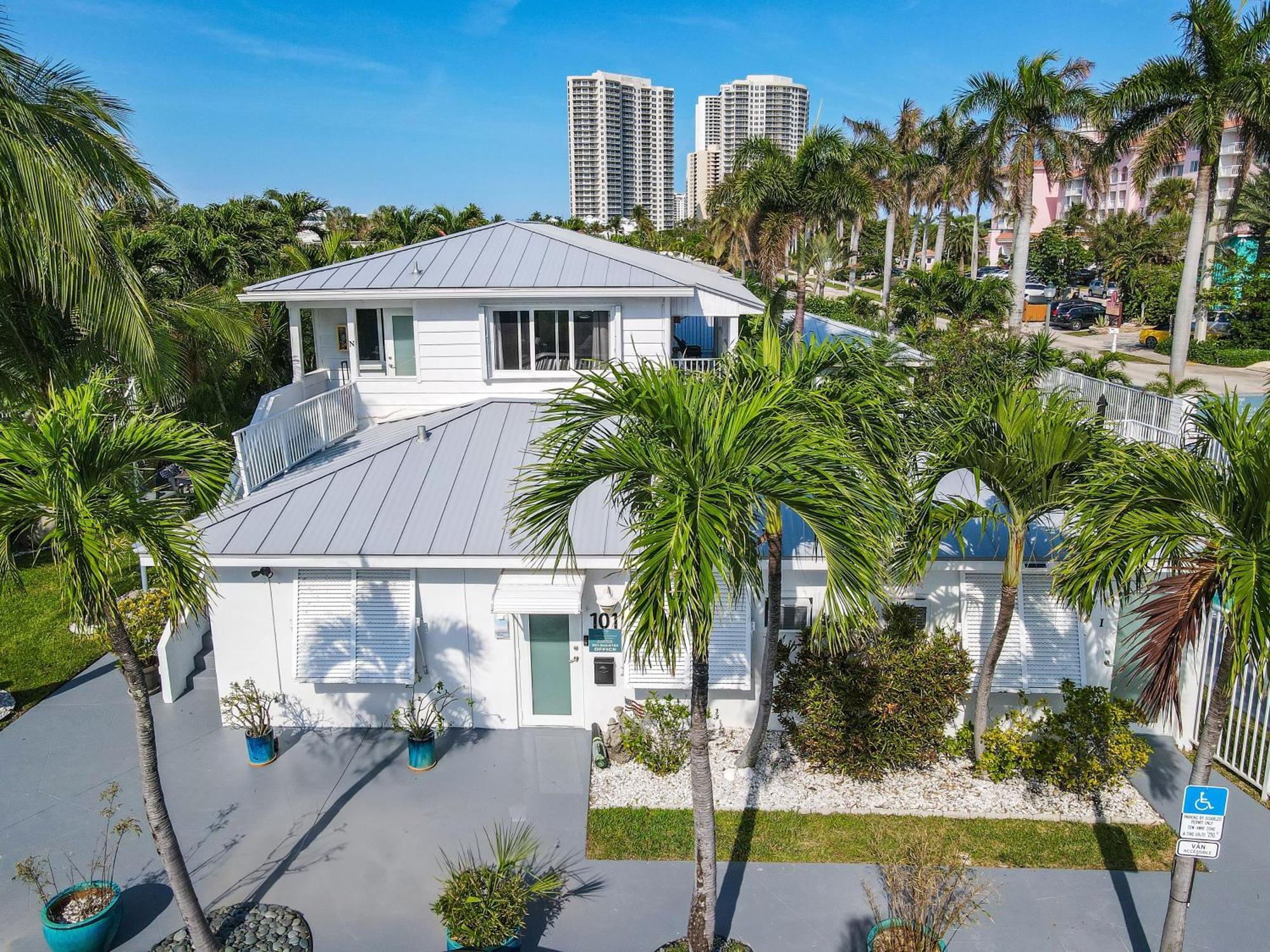 Sunshine Shores Boutique Apartments Palm Beach Shores Exterior photo
