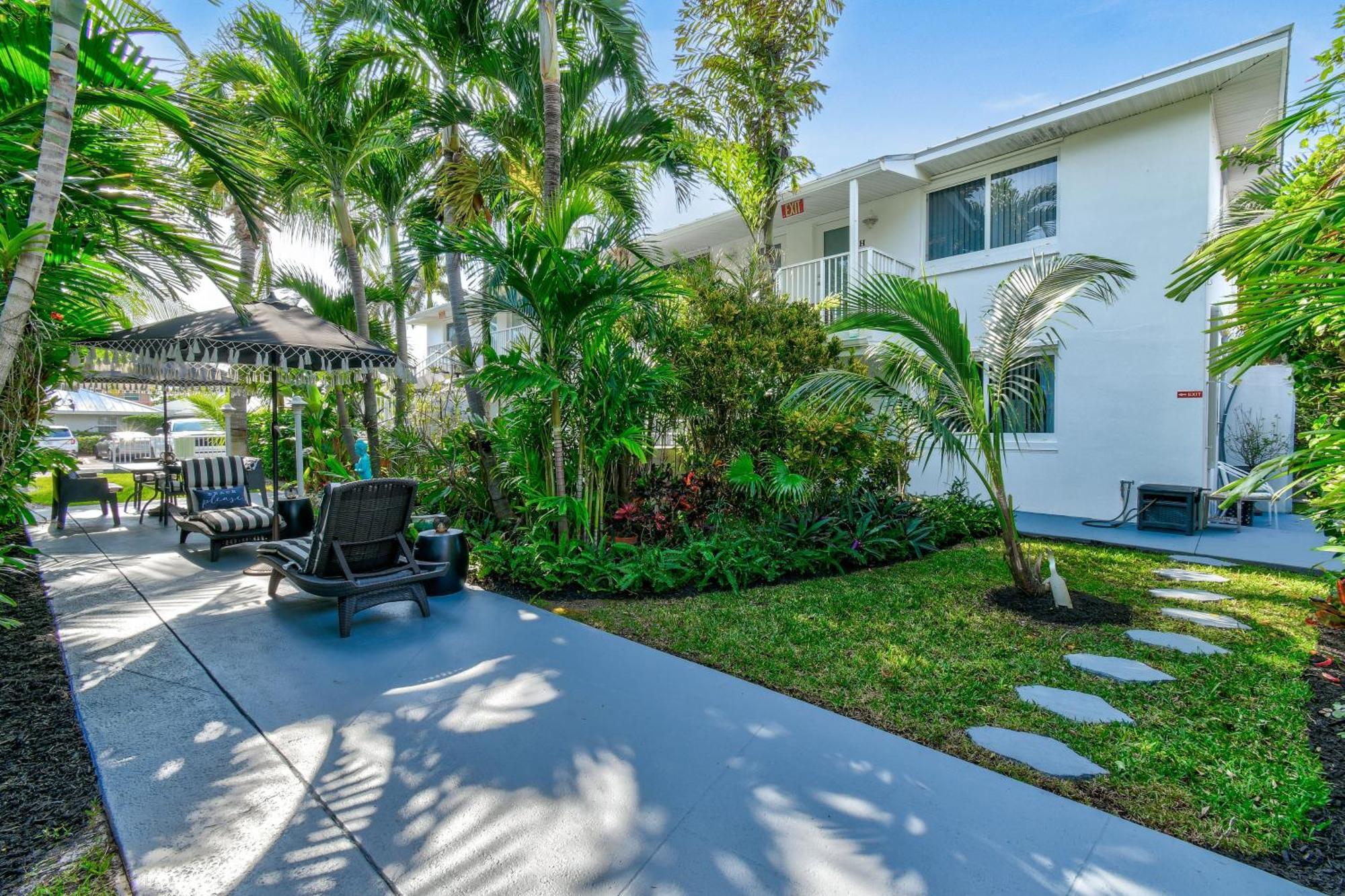 Sunshine Shores Boutique Apartments Palm Beach Shores Exterior photo