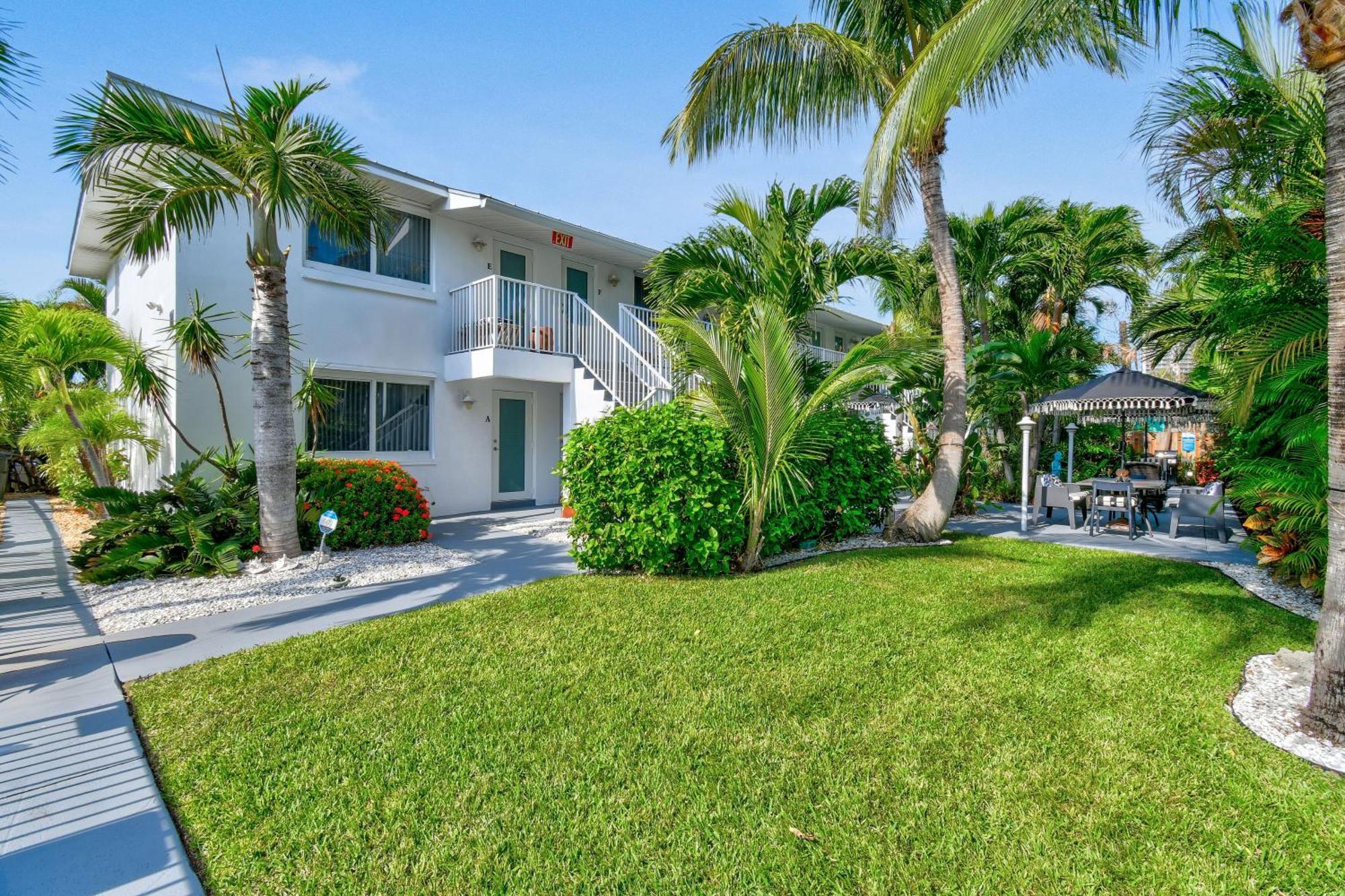 Sunshine Shores Boutique Apartments Palm Beach Shores Exterior photo